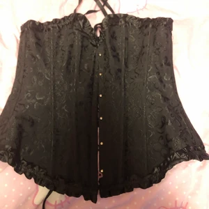 Korsett - Svart korsett men snörning där bak. Knappt använd,original pris 300. Kan ta ner priset vid snabb affär.