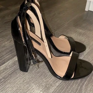 Klackskor -  klackskor köpta från prettylittlething i storlek 38! Säljer pga att dom inte passade på mig då jag råkade beställa en för stor storlek! Nyskick, endast testade💓 Köparen står för frakten!