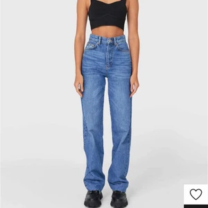 Stradivarius jeans - Straight leg jeans från Stradivarius, så fina, men tyvärr för stora för mig💕 Aldrig använda.