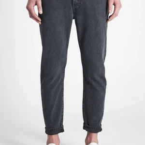 Neuw Studio Relax - Avslappnad modell från Neuw i strlk W29/L28. (Korta ben). Jättefint skick, har använts 2-3 ggr och säljes pga för små i midjan. Handtvättade 1 gång. Nypris 1399kr. Betalning via swish, skickar spårbart.