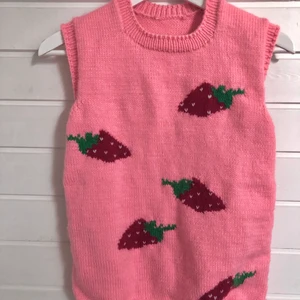 stickad jordgubbs väst🍓 - sjukt söt sweater vest med jordgubbs motiv. handstickad av min mormor och aldrig använd. säljer då den inte kommer till användning. väldigt mysig och i felfritt skick! 🍓🍓