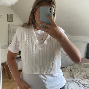 Vit croppad väst  - Vit stickad och croppad väst från shein, aldrig använd! Är jättefin. Storlek M. Betalning via swish och köpare står för frakt❤️‍🔥💞🌸💖