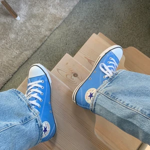 Blåa converse  - Super fina långa blåa converese, färgen är såååå fin🥰🥰🥰 men tyvärr så behöver de ett nytt hem. Jätte fräscha och är i bra skick. Skriv för fler bilder eller om ni undrar något  🌈🧚🏻‍♂️✨💓 bud: 440 SÅLDA 