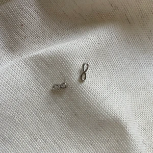 Silver örhängen (evighetstecken)  - Jag säljer dessa örhängen som är från guldfynd. Dom är aldrig använda så dom är i ett bra skick.