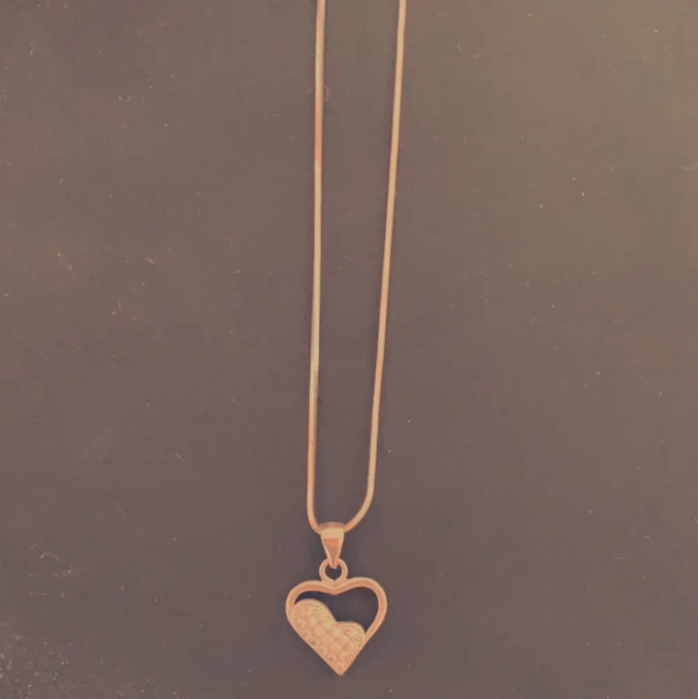 Halsband av äkta silver med ädelstenar som detaljer på hjärtat.. Accessoarer.