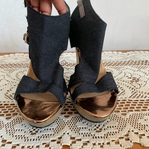 Denim heels 37 - Denim high heels used a couple of times in great shape. Säljer de på grund av flytt.