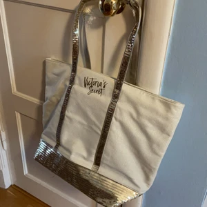 victoria’s secret väska - victoria’s secret axel väska. ALDRIG använd, original pris $75