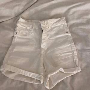 Vita Shorts från Gina i stl XS (säljer även likadana i svart o blå) 100kr+frakt💕 kolla gärna in det andra jag säljer!