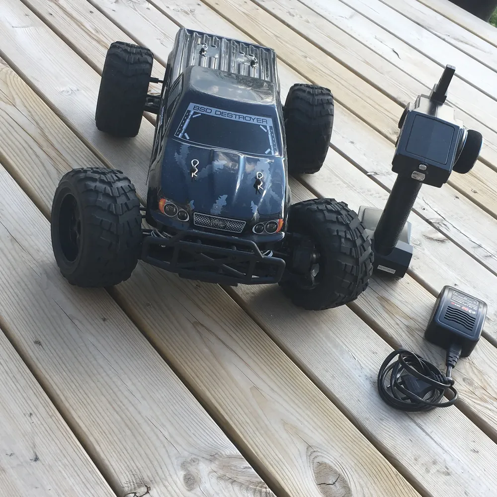 En fantastisk bra rc bil. Allt fungerar som de ska bilen är köpt från hobbex för 2299kr. Däcken på bilen är nya  och den toppar ungefär 45- 50 kmh. Utgångspriset är 1300 men priset kan sänkas. Bilen finns i Eskilstuna!👍🏼. Övrigt.