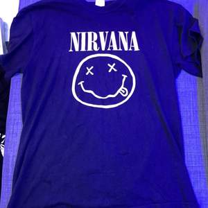 Nirvana t shirt köpt från bluetooth endast använt cirka 7-10 gånger,tröjan är i fint skick köptes för 250kr och säljes för 70kr+frakt 66kr