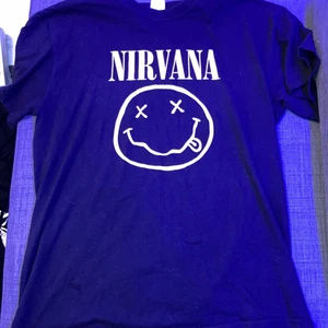 Nirvana bandmerch  - Nirvana t shirt köpt från bluetooth endast använt cirka 7-10 gånger,tröjan är i fint skick köptes för 250kr och säljes för 70kr+frakt 66kr