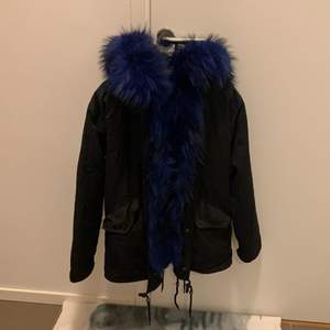 Säljer en vinterjacka från ”Born in Stockholm” med äkta tvättbjörns päls. Jackan är svart och kragen samt insidan är blå. Nypris 3599kr Säljer för 2500 kr. 