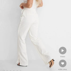 Kostymbyxor  - Säljer dessa supersnygga kostymbyxor med slit från Angelica blicks kollektion med NA-KD, helt slutsålda och aldrig använda😍😍