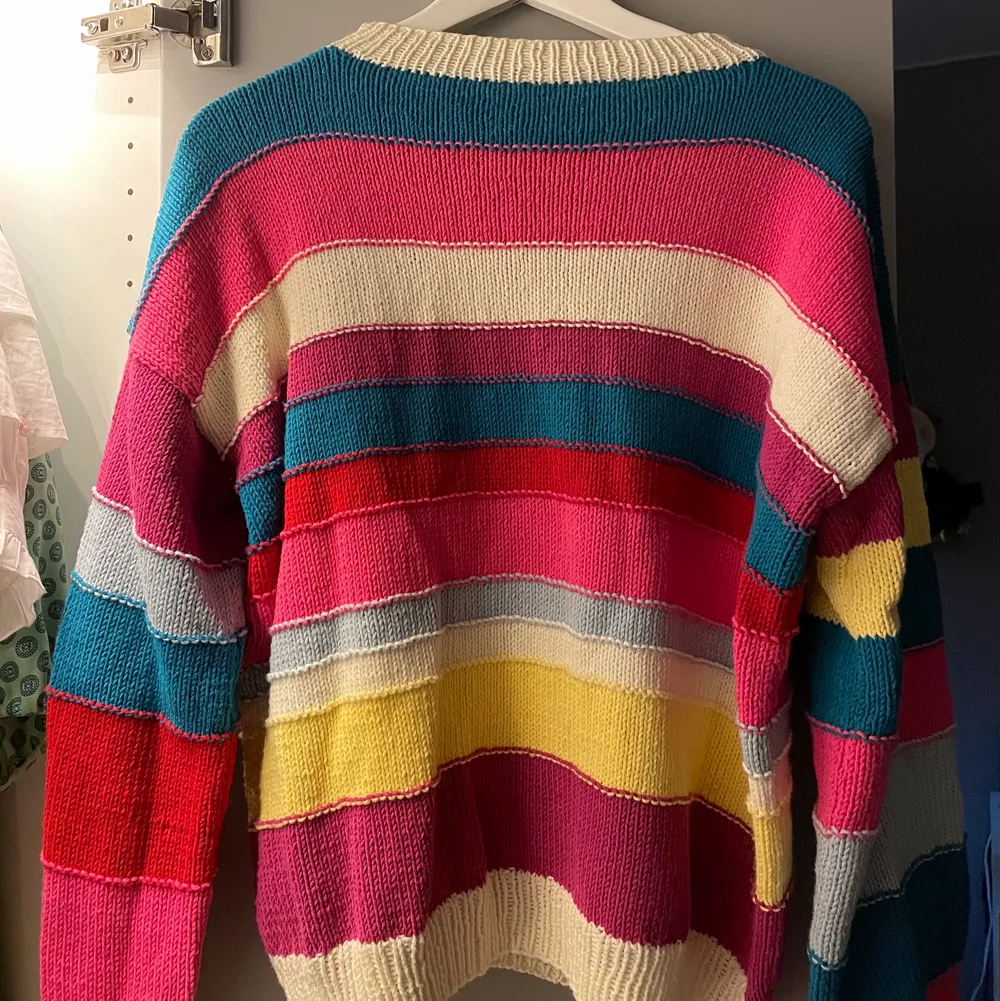 Säljer denna egenstickade tröjan därav unik. Sitter overaized på mig som är en S/M. Säljer pga att den inte komma till användning. Köpare står för frakt.  . Stickat.