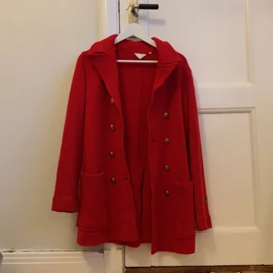 Busnel kappa stickad  - Vintage-inspirerad busnel kappa som går för ish 3500 kr på tradera och andra liknande sidor. Så gott som aldrig använd och i mycket gott skick. Inga skador. Säljer endast till ett bra pris. Det är bara att fråga om man vill ha fler bilder. Köpare står för frakt 💕💕