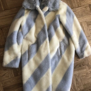 Stand Studio storlek S - Finns tyvärr inga storlekslappar, men passar mig som har 36-38. Så fin och underbar på alla sätt ❤️