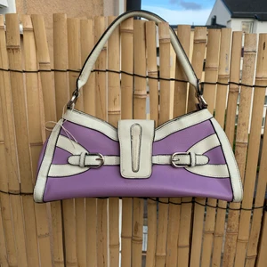 Väska 60-tal🧚 - Superfin handväska i läder, mycket fint skick endast lite smutsig men det går säkert att få bort med lite galltvål💜 köpt på secondhand ✨ 