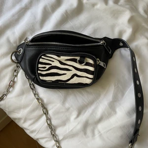 ”Magväska” - Köpt på Zara 2019, säljer för ett billigt pris, köpt för 199-299 kr