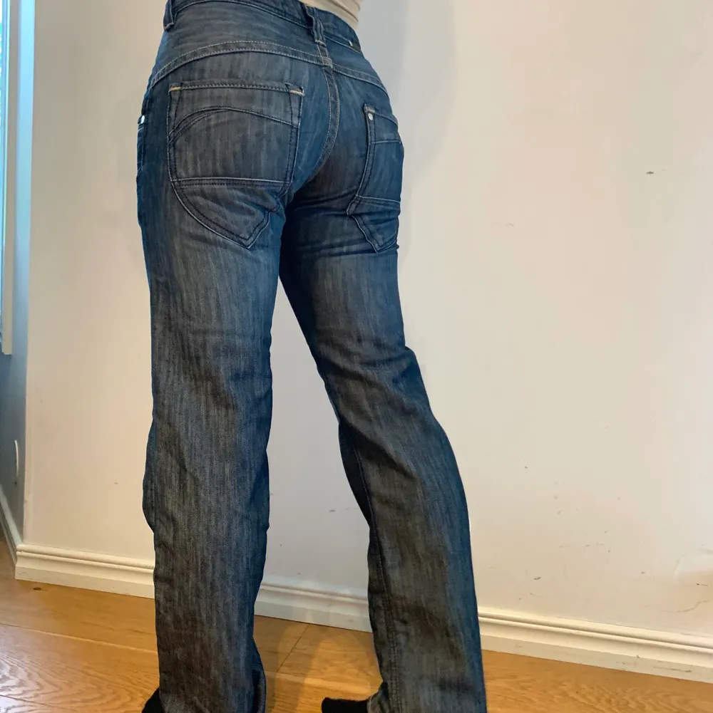 Säljer mina thriftade grå blå jeans! Det är oanvända eftersom jag inte gillar hur fickorna ser ut :( FRAKT INGÅR EJ I PRISET. Jeans & Byxor.