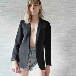 Svart kavaj - Basic svart kavaj. Har fickor, ej knapp. Figursydd.