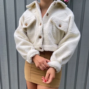 Teddyjacka i kort modell  - En oversized teddyjacka i kortare modell. Perfekt som jacka under våren, kyliga sommarkvällar och tidig höst. Inte jättevarm varm alltså. Endast använd ett fåtal gånger så finns inga defekter! 💕