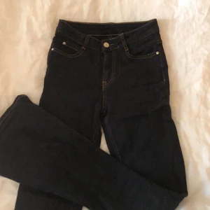 Bootcut jeans från gina tricot - Skitsnygga men tyvärr för små för mig, går inte att hitta på hemsidan då jag färgat de själv. Tycker dock att de blev riktigt balla.