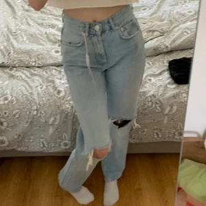 jeans - de trendiga jeansen från Gina tricot. Aldrig använda, helt i nyskick. Prislapp kvar osv. Skriv vad du kan tänka dig betala för dem. Eller om du vill ha fler bilder:))