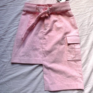 Babyrosa kjol - Så söt asymmetrisk babyrosa kjol med skärp 💕 liten för mig med storlek M, den är i Xs. Aldrig använd