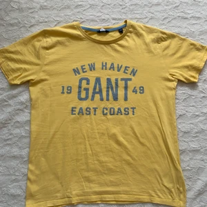Gul & blå Gant T-shirt - . Storlek: 170, Längd: 60cm, Bredd: 50cm Använd: 3-4 gånger!✨