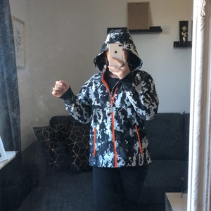 jacka - Säljer min brors jacka med flis på insidan då den aldrig kom till användning, endast använd nu när jag prova den för bilden. Den har innerfickor och är mjuk och skön och den håller värmen.