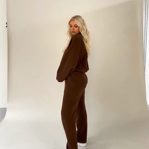 Lxa bruna mjukisbyxor  - Linn Ahlborg Lxa mjukisbyxor i en magisk brun färg. Aldrig använda pågrund va fel storlek och är i storlek S 