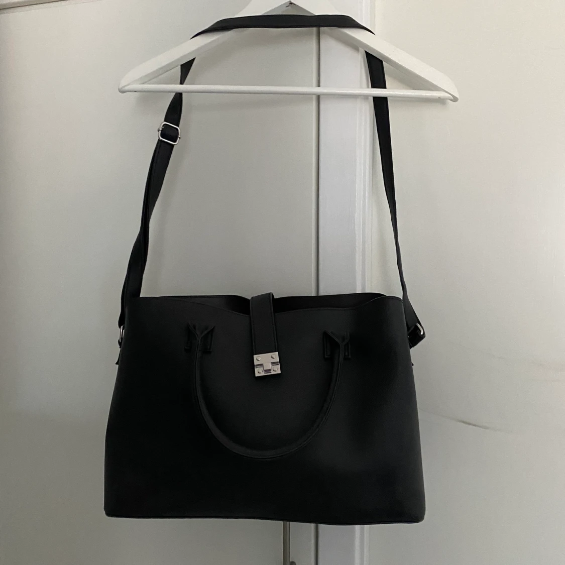 Svart axelremsväska; 