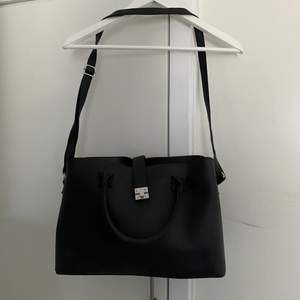 En svart väska med silverdetaljer i väldigt fint skick. 25 cm hög och 35 cm bred. 