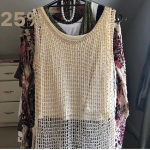 Linne - Coolt linne i 2 delar, det är ett ”underlinne” och ett ”över” som är med massa pärlor. Går att ha båda separat också. Står ingen storlek men skulle säga att det nog passar ganska många eftersom det inte sitter så tight. Passar bra på mig som är 36/38