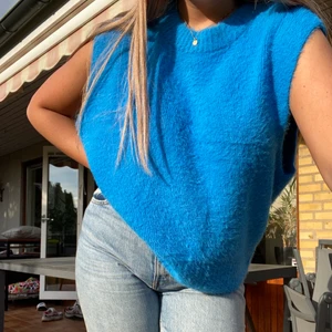 Blå collusion väst strl 40 - Otroligt snygg väst från Collusion med ett mjukt material. Sitter sjukt snyggt men har aldrig använt den för tycker inte jag passar i färgen:(