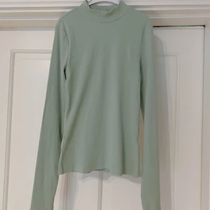 Oanvänd tröja storlek S - Oanvändtröja från Weekday. Gjord på organic cotton, i den mintgröna/gröna färgen som trendar just nu. Säljes pga att den inte får plats i min garderob. 