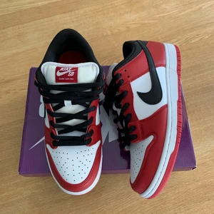 Nike sb dunk Chicago - Fetaste nike skon! Knappast använda så i jätte fint skick. Kommer med låda och extra laces. Hör av er vid frågor!