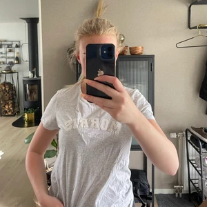 Morris t-shirt - Storlek S, färg: grå, köparen står för frakten