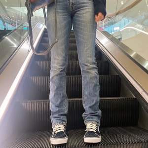 Raka Levis jeans lågmidjade och så snygga! Köpta här på Plick för 650kr!