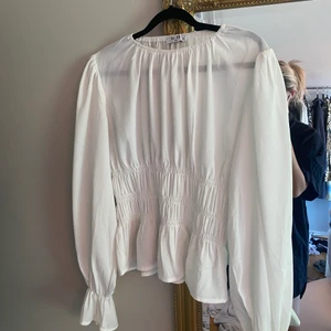 Blus från NAKD - Jättesöt vit blus från NAKD. Storlek 38 🌸 säljer pga har en liknande. Använd fåtal gånger, bra skick. 