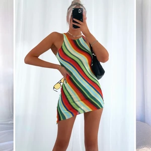 Snygg, söt, sexig 😻 Exklusiv stickad klänning - Helt ny, oanvänd klänning som är beställd från Australien 🇦🇺 Iögonfallande sommarklänning i stickat material 💖 Råkade beställa 2 stycken så nu säljer jag 1. 