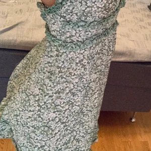 Sommarklänning  - Undebar sommarklänning med fin skärning i ryggen. Storlek Xs. Jättefin grön färg. Endast testad. 💓 kolla gärna in mina andra annonser!