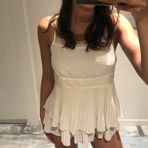 Söt volang topp - Jätte söt volang topp som är i storlek L. Jag skulle säga att den passar mer som en S/M då jag aj brukar bära Xs och den är lite för stor för mig. Snyggt att ha en tjocktröja över så att volanger framkommer. Prislappar kvar. Skriv pm för frågor 💛💛💛