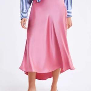 Super fin kjol, använd fåtal gånger! Säljer eftersom den blivit något för smått för mig :(  
