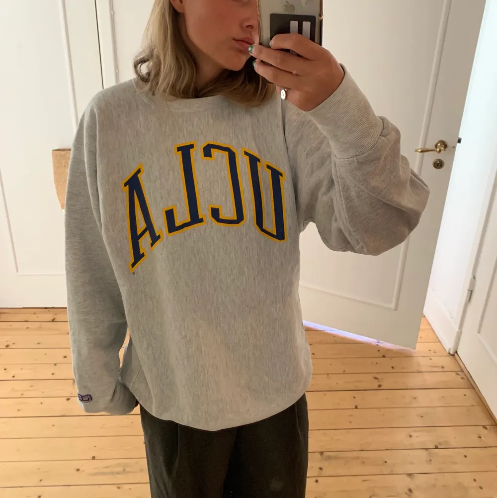 En grå, oversized sweatshirt köpt på secoundhand, UCLA tryck. Jätteskön och trendig. Säljer pga att den tyvärr inte kommer till användning 🦋 På etikett står det att den är i storlek XL, men den är lite mindre (snarare M-L). Bra skick.. Hoodies.