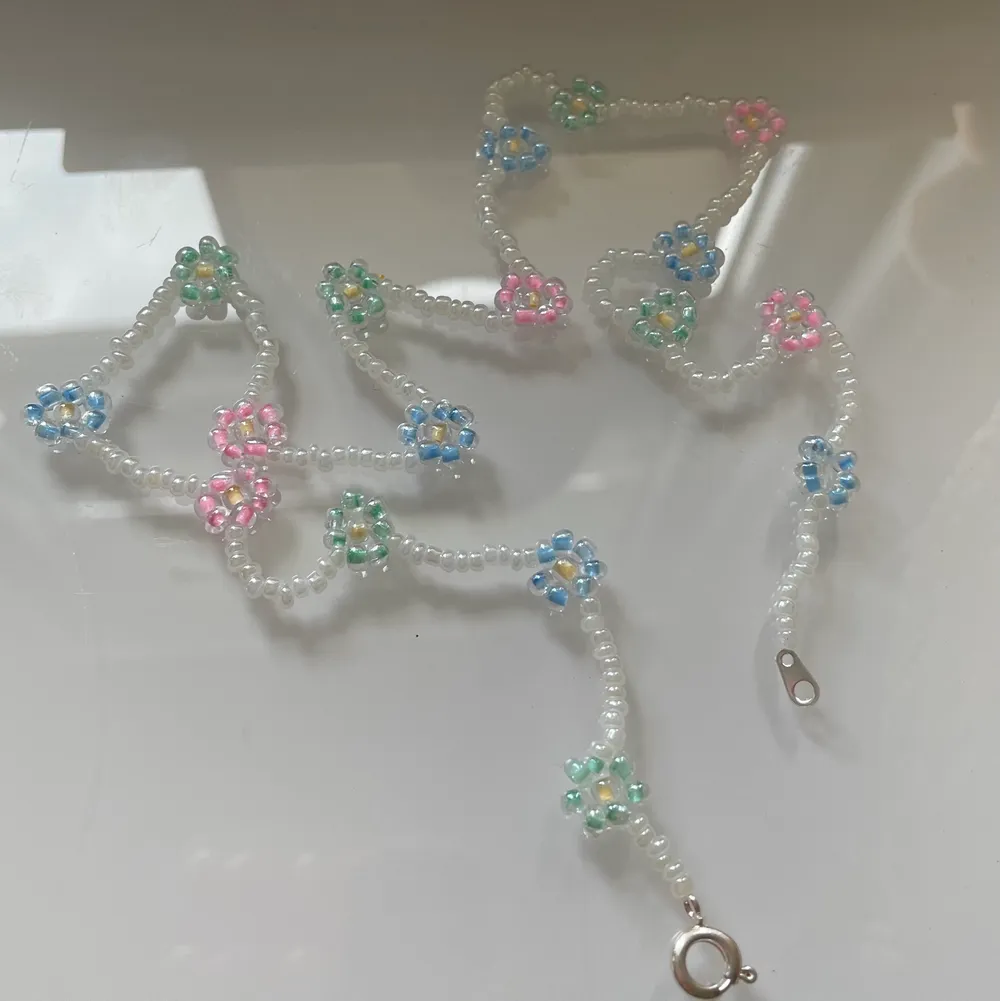 Handgjort pärlhalsband med blommor i olika färger, 110kr frakt ingår😊😊😊. Accessoarer.