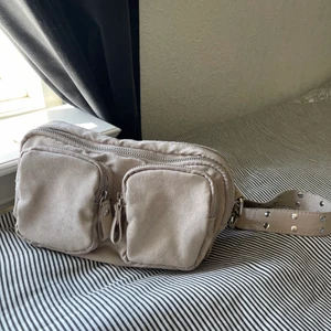 Coonie bag  - Super fin sammets väska från Gina tricot. Använd några enstaka gånger så är i nyskick! Nypris 350 kr, mitt pris: 170 kr