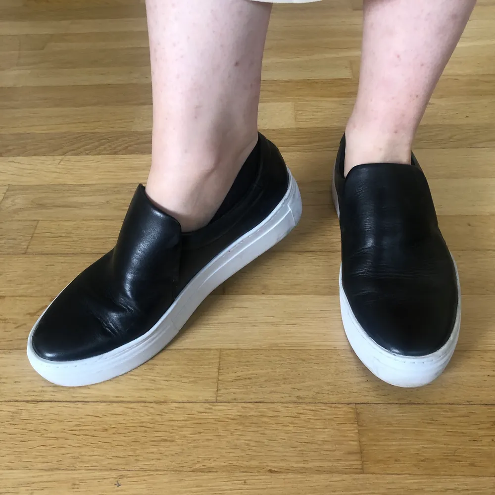 Vagabond Zoe plattform slip on i strl 39.  Materialet är skinn och jag har använt dem bara 3 gånger.. Skor.