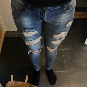 Ripped Jeans - Storlek M. Låg midja.