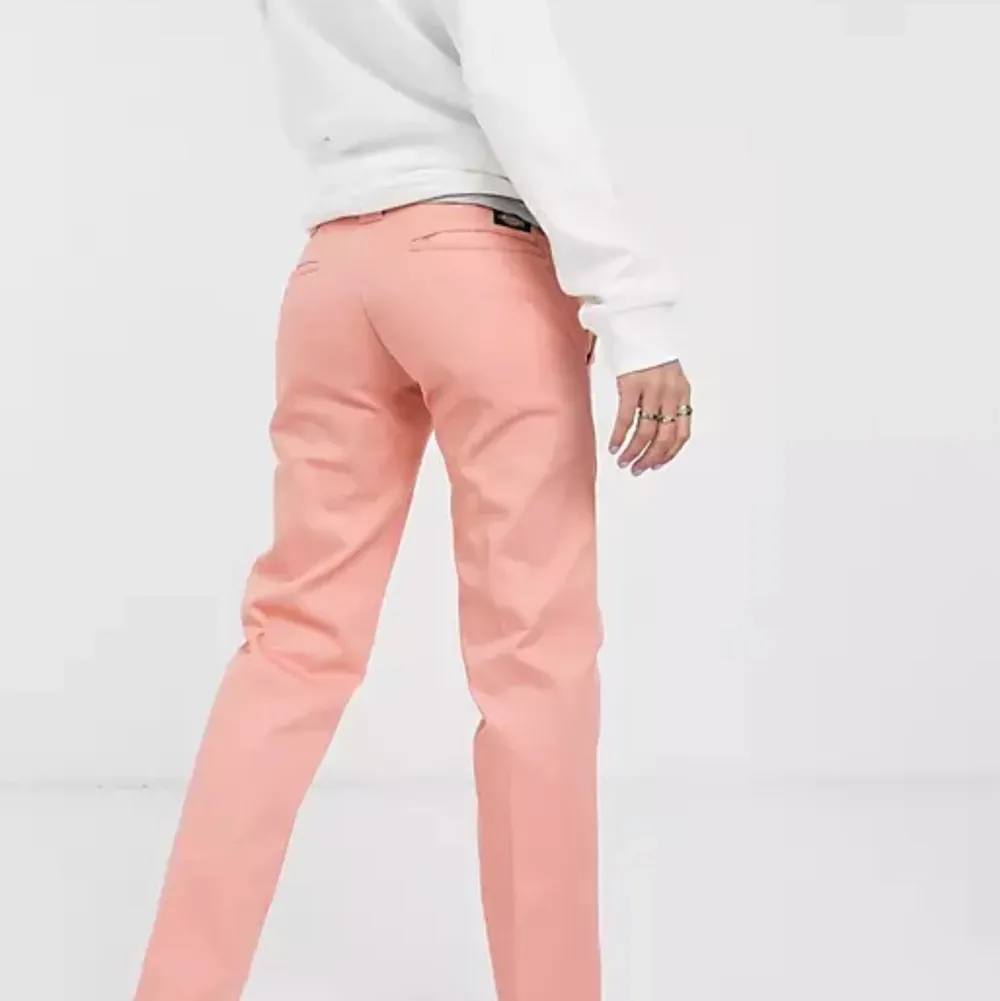 Snygga rosa chinos från dickies som är modell slimstraight, använda få gånger . Jeans & Byxor.